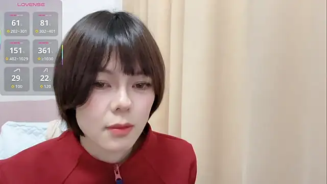 Snapshot of Linda-LL chatting on 12/17/25, 01:27 Linda-LL online show from 12/17/25, 01:27