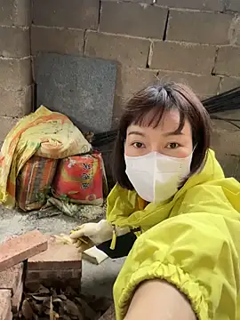 Snapshot of Linda-LL chatting on 10/22/25, 05:29 Linda-LL online show from 10/22/25, 05:29