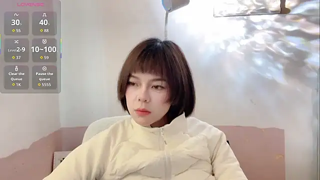 Snapshot of Linda-LL chatting on 11/13/25, 04:05 Linda-LL online show from 11/13/25, 04:05