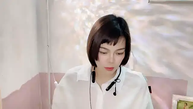 Snapshot of Linda-LL chatting on 10/24/25, 02:05 Linda-LL online show from 10/24/25, 02:05