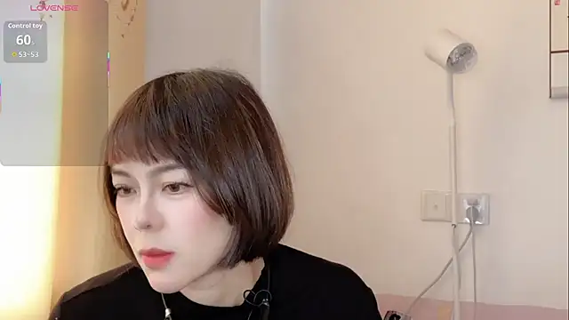 Snapshot of Linda-LL chatting on 11/11/25, 05:24 Linda-LL online show from 11/11/25, 05:24