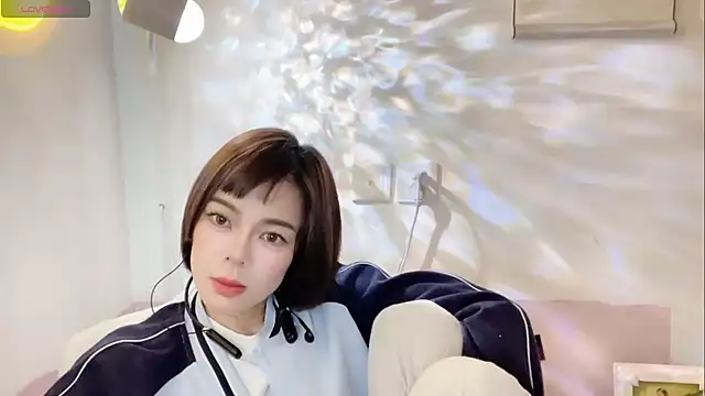 Snapshot of Linda-LL chatting on 10/24/25, 01:48 Linda-LL online show from 10/24/25, 01:48