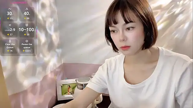 Snapshot of Linda-LL chatting on 10/20/25, 06:04 Linda-LL online show from 10/20/25, 06:04