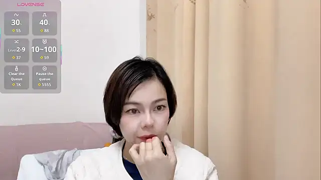 Snapshot of Linda-LL chatting on 12/18/25, 11:14 Linda-LL online show from 12/18/25, 11:14