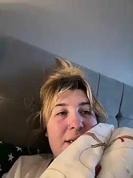 Snapshot of Curvy_Rosie99 chatting on 12/27/24, 02:12 Curvy Rosie99 online show from 12/27/24, 02:12