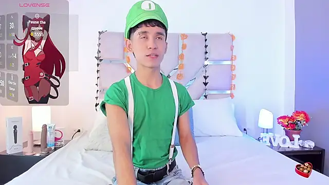 Snapshot of Thayler_jones chatting on 10/31/25, 11:18 Thayler jones online show from 10/31/25, 11:18