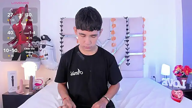 Snapshot of Thayler_jones chatting on 10/21/25, 11:20 Thayler jones online show from 10/21/25, 11:20