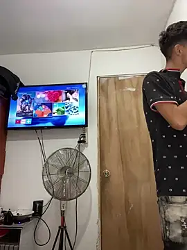 Snapshot of LatinBoysxxx chatting on 01/21/25, 06:23 LatinBoysxxx online show from 01/21/25, 06:23