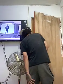 Snapshot of LatinBoysxxx chatting on 02/15/25, 09:28 LatinBoysxxx online show from 02/15/25, 09:28