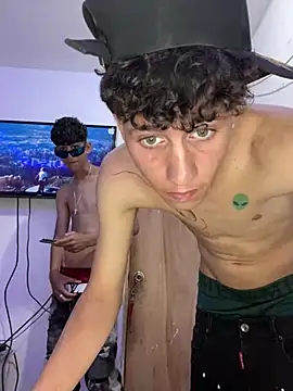 Snapshot of LatinBoysxxx chatting on 01/04/25, 11:27 LatinBoysxxx online show from 01/04/25, 11:27