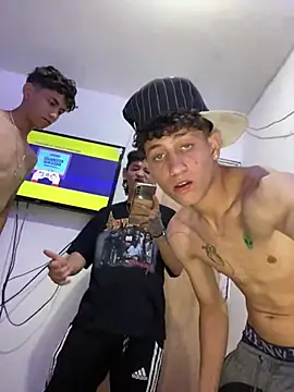 Snapshot of LatinBoysxxx chatting on 01/16/25, 11:37 LatinBoysxxx online show from 01/16/25, 11:37