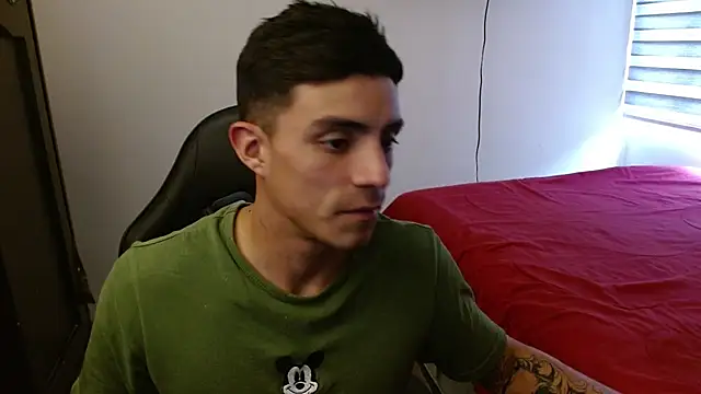 Snapshot of kv___xxx_ chatting on 10/15/25, 08:06 kv   xxx  online show from 10/15/25, 08:06