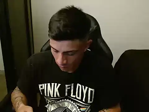 Snapshot of kv___xxx_ chatting on 10/28/25, 12:22 kv   xxx  online show from 10/28/25, 12:22