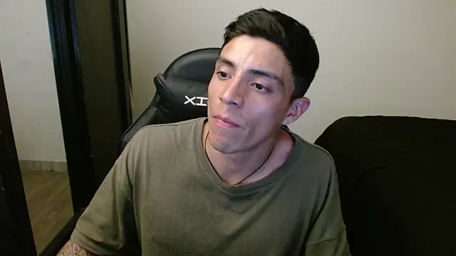 Snapshot of kv___xxx_ chatting on 10/26/25, 01:39 kv   xxx  online show from 10/26/25, 01:39