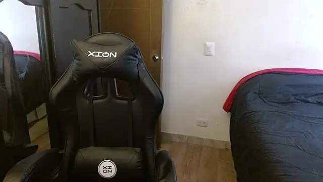 Snapshot of kv___xxx_ chatting on 09/25/25, 04:13 kv   xxx  online show from 09/25/25, 04:13