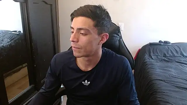 Snapshot of kv___xxx_ chatting on 09/30/25, 08:04 kv   xxx  online show from 09/30/25, 08:04