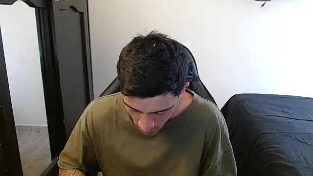 Snapshot of kv___xxx_ chatting on 10/26/25, 04:51 kv   xxx  online show from 10/26/25, 04:51