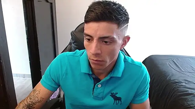 Snapshot of kv___xxx_ chatting on 10/28/25, 03:44 kv   xxx  online show from 10/28/25, 03:44