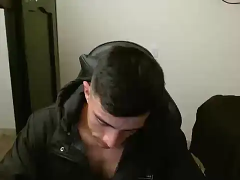 Snapshot of kv___xxx_ chatting on 10/29/25, 04:11 kv   xxx  online show from 10/29/25, 04:11