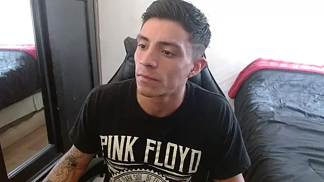 Snapshot of kv___xxx_ chatting on 09/19/25, 08:24 kv   xxx  online show from 09/19/25, 08:24