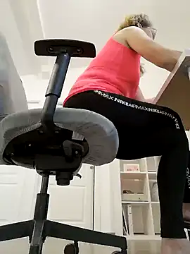 Snapshot of uber_babe chatting on 02/04/25, 07:00 uber babe online show from 02/04/25, 07:00