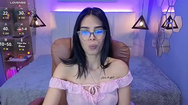 Snapshot of AlessiaVal_ chatting on 10/13/25, 03:46 AlessiaVal online show from 10/13/25, 03:46