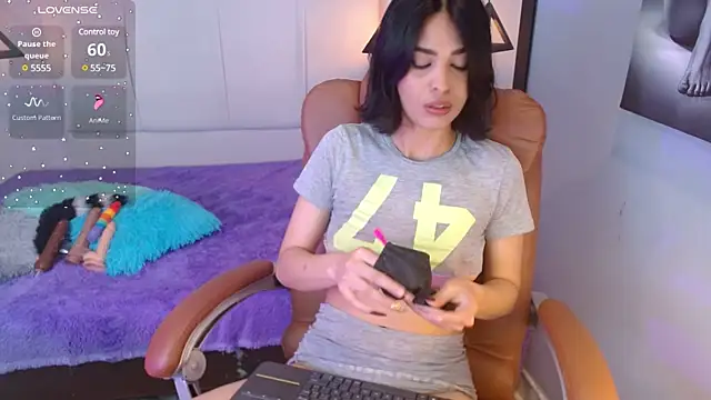 Snapshot of AlessiaVal_ chatting on 03/05/25, 12:11 AlessiaVal online show from 03/05/25, 12:11