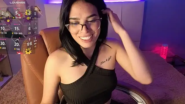 Snapshot of AlessiaVal_ chatting on 09/24/25, 02:12 AlessiaVal online show from 09/24/25, 02:12