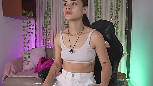 Snapshot of HannaRhodes chatting on 12/02/25, 02:08 HannaRhodes online show from 12/02/25, 02:08