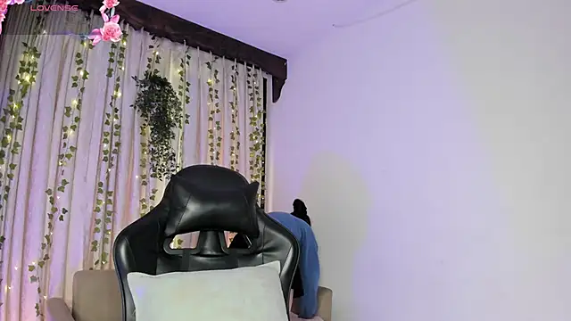 Snapshot of HannaRhodes chatting on 11/25/25, 02:06 HannaRhodes online show from 11/25/25, 02:06