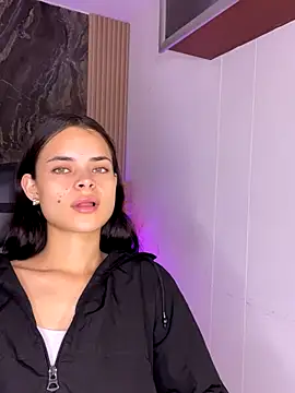 Snapshot of HannaRhodes chatting on 10/27/25, 02:07 HannaRhodes online show from 10/27/25, 02:07