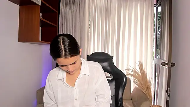 Snapshot of HannaRhodes chatting on 11/17/25, 12:53 HannaRhodes online show from 11/17/25, 12:53