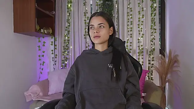 Snapshot of HannaRhodes chatting on 12/01/25, 12:50 HannaRhodes online show from 12/01/25, 12:50