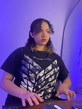 MadelineBenet online show from 11/18/25, 03:21