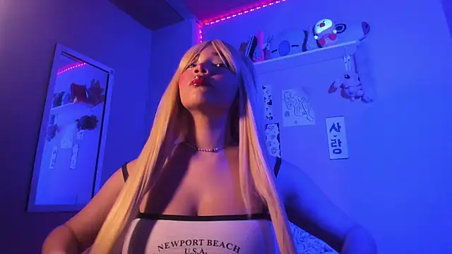 Snapshot of MadelineBenet chatting on 02/08/25, 01:32 MadelineBenet online show from 02/08/25, 01:32