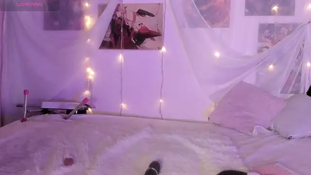 Luna-Chann online show from 12/18/25, 09:18