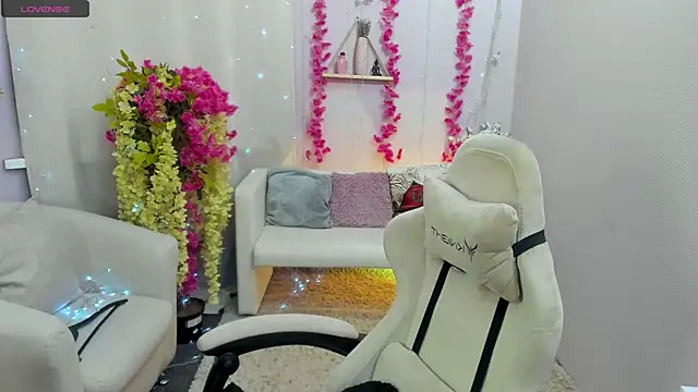 Snapshot of DreamyLuna chatting on 09/27/25, 08:04 DreamyLuna online show from 09/27/25, 08:04