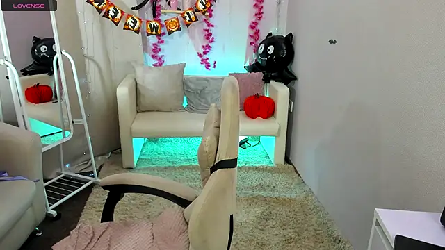 Snapshot of DreamyLuna chatting on 10/18/25, 08:33 DreamyLuna online show from 10/18/25, 08:33