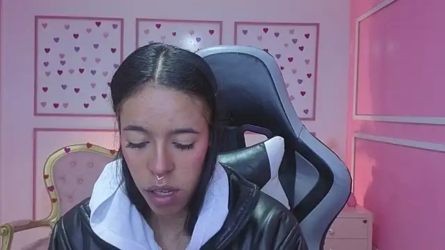 Snapshot of stephania_t chatting on 10/15/25, 11:40 stephania t online show from 10/15/25, 11:40