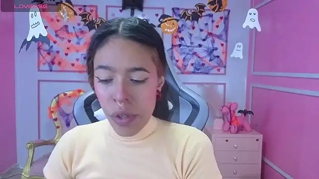 Snapshot of stephania_t chatting on 10/28/25, 11:42 stephania t online show from 10/28/25, 11:42