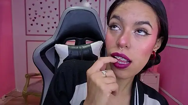 Snapshot of stephania_t chatting on 11/12/25, 11:47 stephania t online show from 11/12/25, 11:47