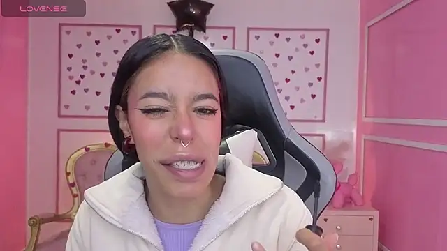 Snapshot of stephania_t chatting on 11/15/25, 12:42 stephania t online show from 11/15/25, 12:42