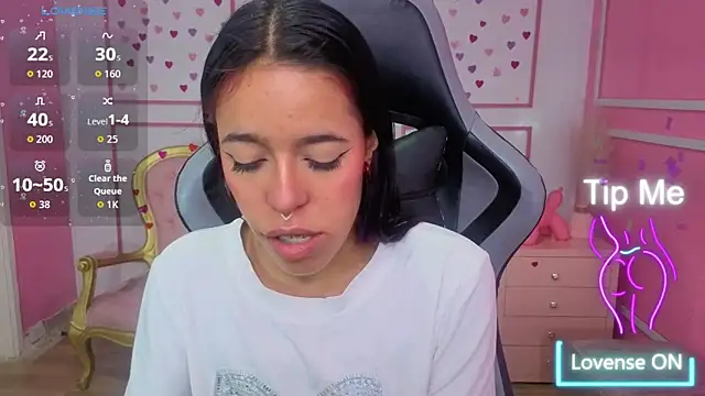 Snapshot of stephania_t chatting on 12/15/25, 12:33 stephania t online show from 12/15/25, 12:33