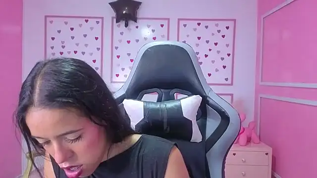 Snapshot of stephania_t chatting on 10/20/25, 12:27 stephania t online show from 10/20/25, 12:27