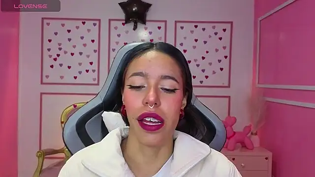 Snapshot of stephania_t chatting on 11/22/25, 12:37 stephania t online show from 11/22/25, 12:37