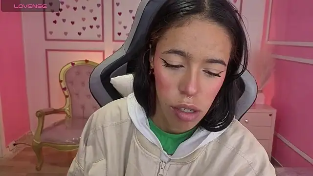 Snapshot of stephania_t chatting on 11/25/25, 12:27 stephania t online show from 11/25/25, 12:27