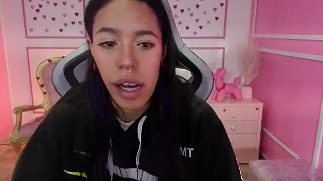 Snapshot of stephania_t chatting on 11/29/25, 11:43 stephania t online show from 11/29/25, 11:43