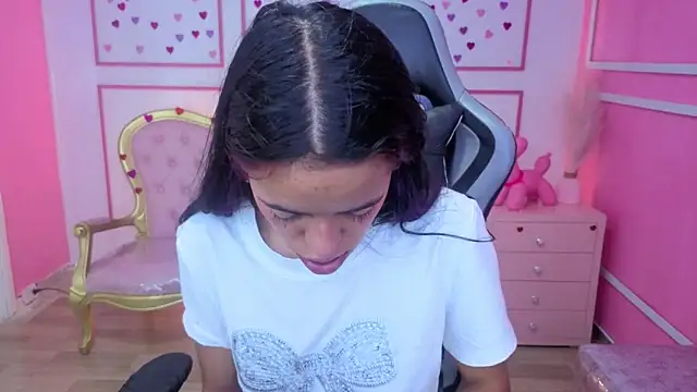 Snapshot of stephania_t chatting on 12/16/25, 11:47 stephania t online show from 12/16/25, 11:47