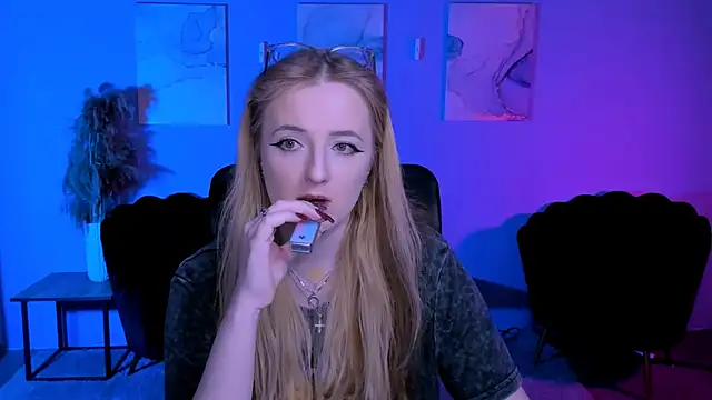 luna berryy online show from 03/24/26, 08:20