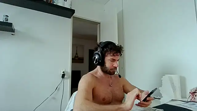 Snapshot of alpha-hunk chatting on 01/10/26, 10:54 alpha-hunk online show from 01/10/26, 10:54